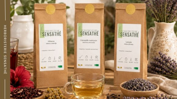 Eaux florales de camomille, lavande et hibiscus présentées avec les plantes en vrac d'herboristerie - Herboristerie Sensathé